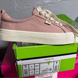 Cariuma rose canvas sneaker with white sole.